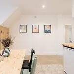 Stylish One Bed Oasis In Historic Centre *